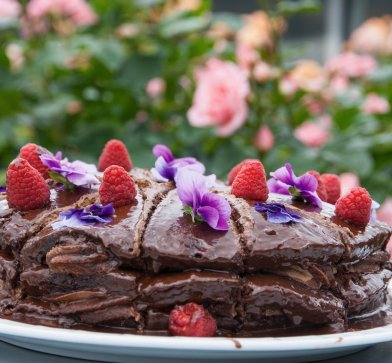 Eine Schokoladentorte mit Kaffeenote ist der kulinarische Geheimtipp im Café.